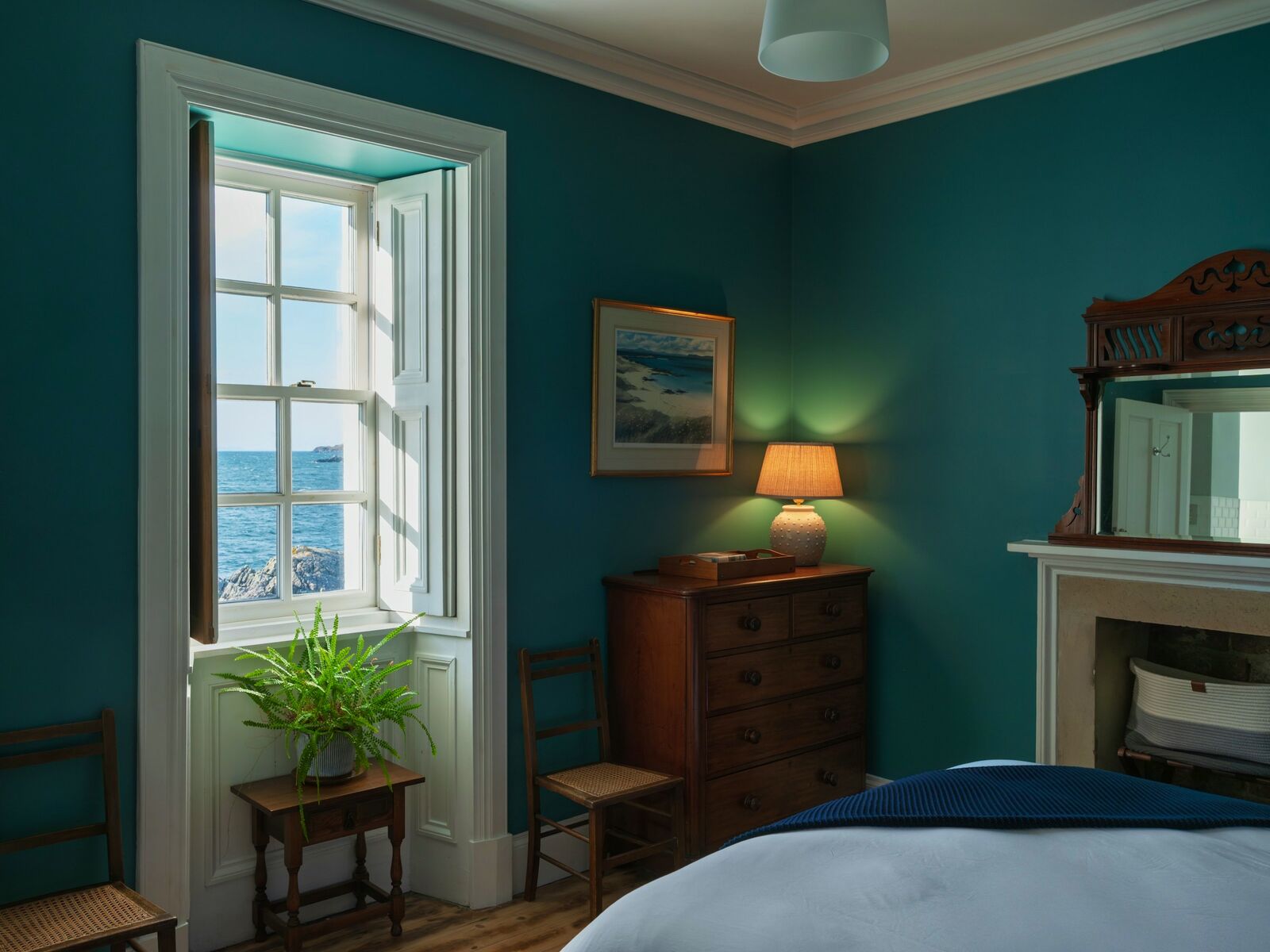Eilean Sionnach Lighthouse Cottage period cottage to book, Isleornsay, Isle of Skye, interior view 3