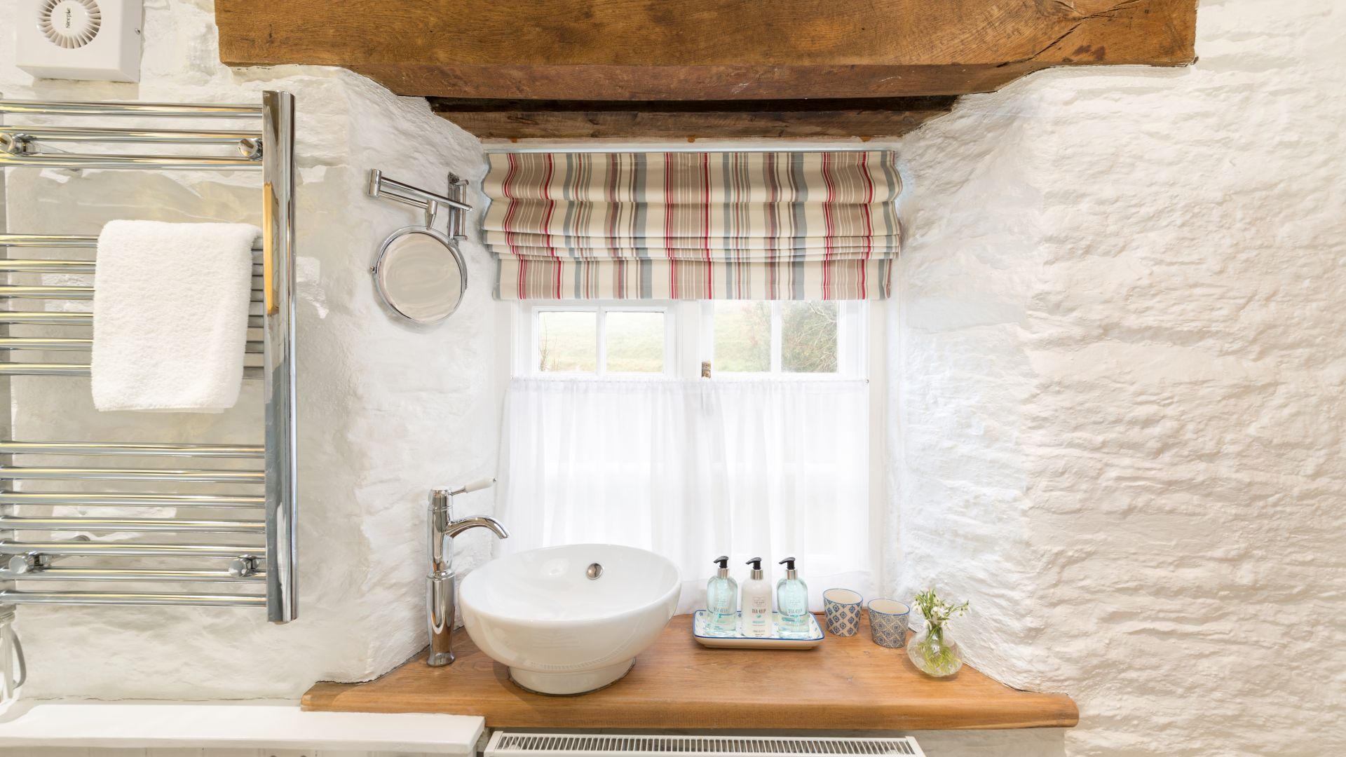 Hollyhock Cottage period cottage to book, Duloe, Cornwall, interior view 2